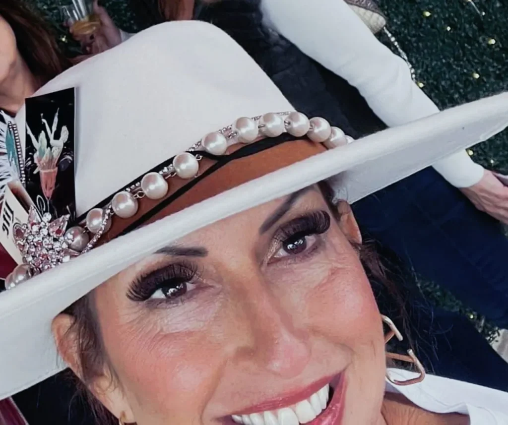 “Lash Essentials: Your Complete Eyelash Extension Guide”